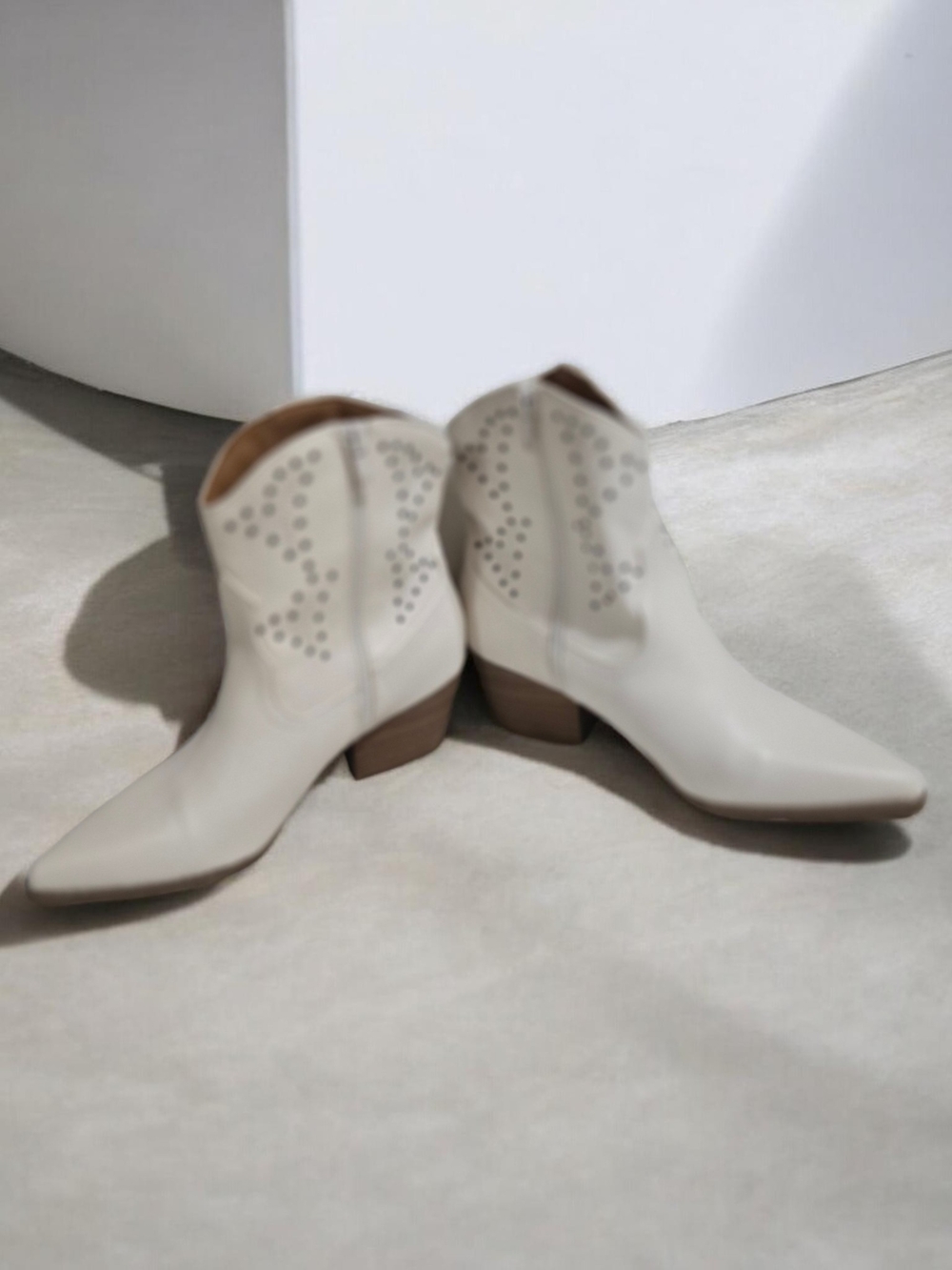 Cream Western-Inspired Ankle Booties By Universal Size 8 EUC